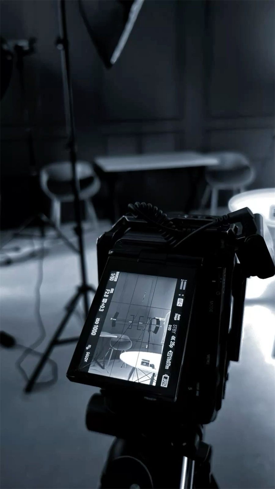 Caméra sur pied dans un studio